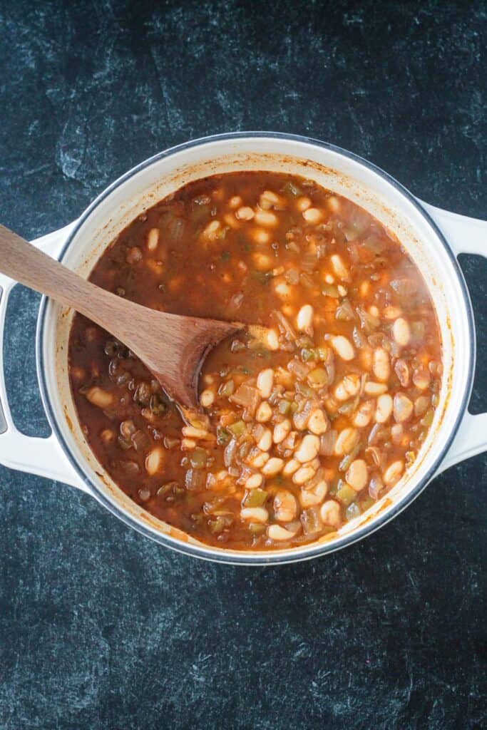 Thick chili after simmering.