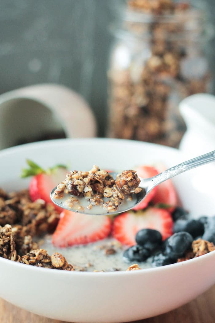 Granola au café - cuit au four et sans huile, ce granola est une alternative plus saine aux granolas achetés dans le commerce.