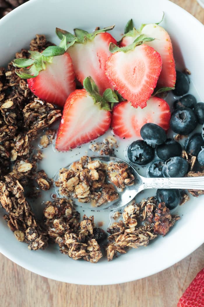 Coffee Granola - crunchy gluten free homemade granola flavored with real coffee grounds. The perfect breakfast or anytime snack that will give you an energy boost. Easy to make, easy to devour! Coffee Granola - gluten free and easy to make.