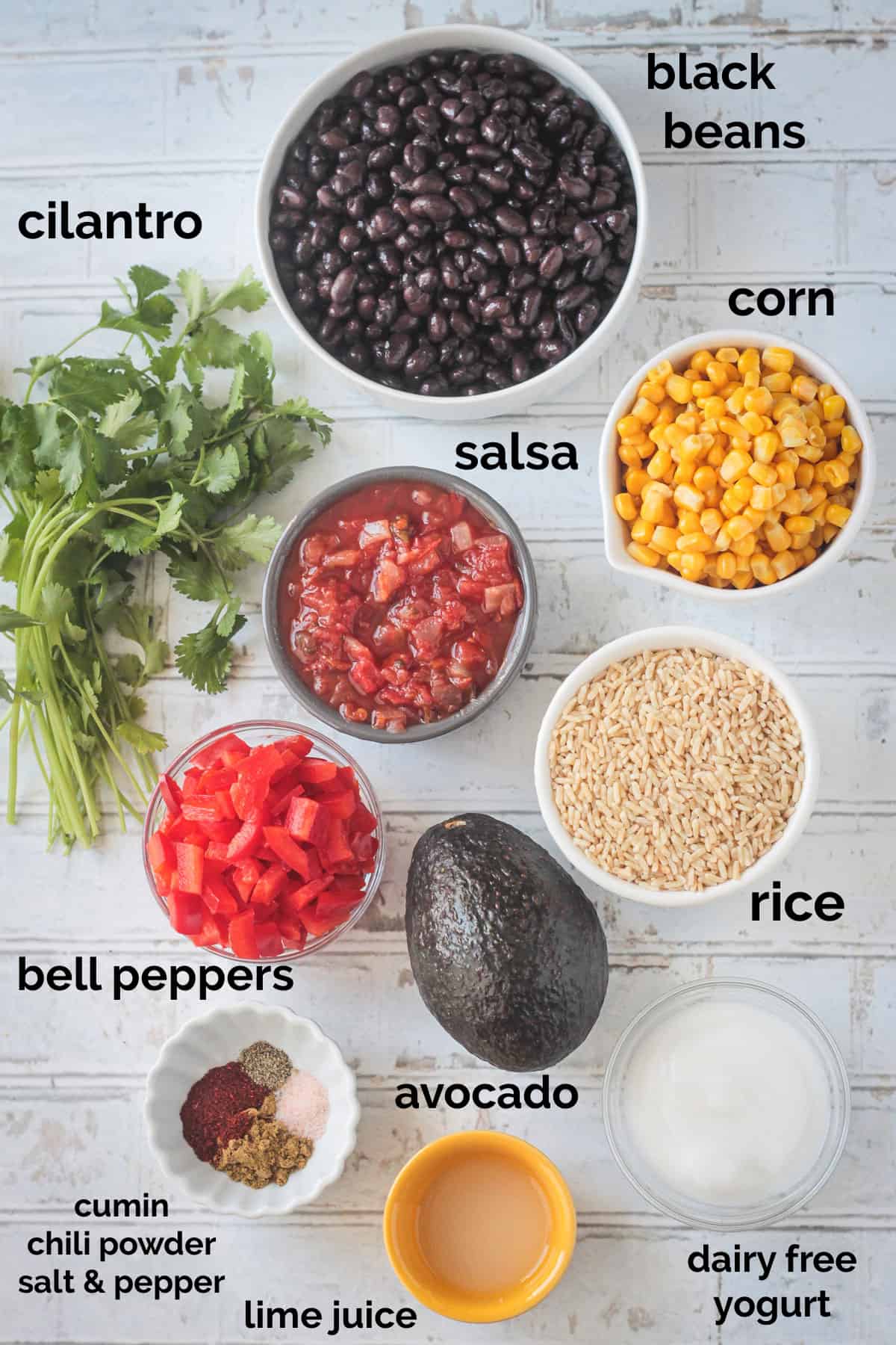 Ingredientes de receita dispostos em taças individuais.